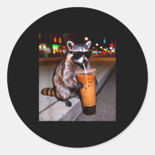 Adesivo Redondo Guaxinim bebendo café gelado meme engraçado de ani