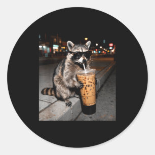 Adesivo Redondo Guaxinim bebendo café gelado meme engraçado de ani