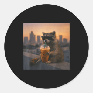 Adesivo Redondo Guaxinim bebendo café gelado meme engraçado de ani