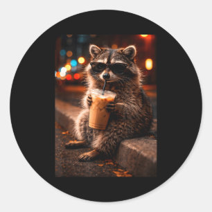 Adesivo Redondo Guaxinim bebendo café gelado, panda trash engraçad
