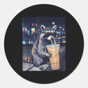 Adesivo Redondo Guaxinim engraçado bebendo café gelado animal fofo