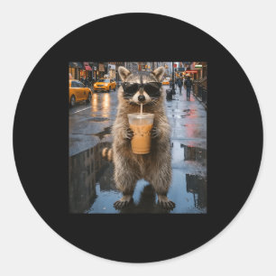 Adesivo Redondo Guaxinim engraçado bebendo café gelado meme animal