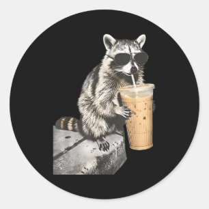 Adesivo Redondo Guaxinim engraçado bebendo café gelado meme de ani