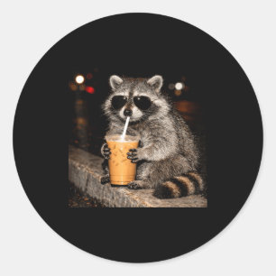 Adesivo Redondo Guaxinim legal bebendo café gelado meme engraçado