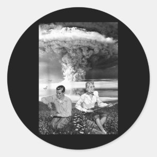 Adesivo Redondo Guerra Nuclear na Nuvem com Bomba Atômica - Retro