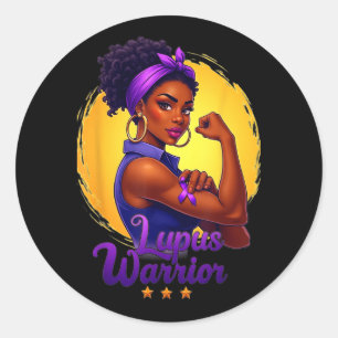 Adesivo Redondo Guerreira do Lúpus Mulher Afro Negra Usa Laço Roxo