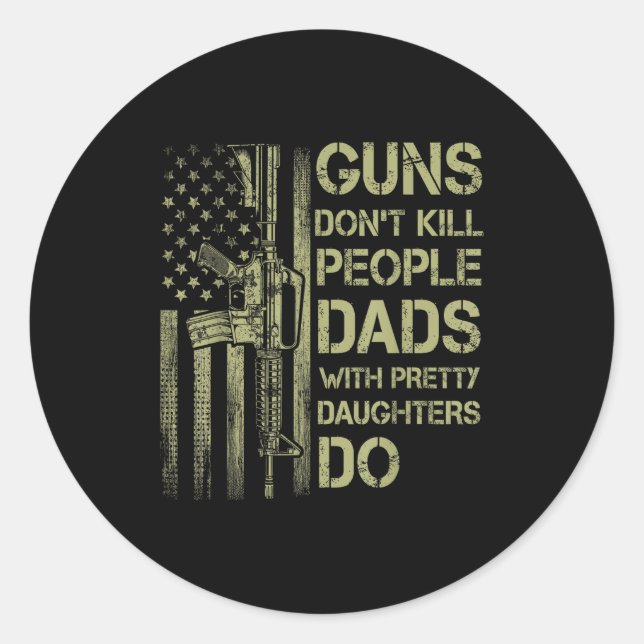 Adesivo Redondo Guns Don't Kill People Dads With Pretty Daughters  (Frente)