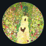 Adesivo Redondo Gustav Klimt Garden com Galinhas<br><div class="desc">Vinhetas que apresentam o Jardim de Pintura a Óleo de Gustav Klimt com Roosters (1917). Duas galinhas marrons ficam no caminho do jardim. Lindas flores rosa,  vermelhas e brancas florescem ao longo do caminho. Um presente de excelente para fãs de Arte Nouveau e de Arte Austríaca.</div>