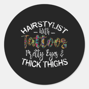 Adesivo Redondo Hairstylist Com Tatuagens Olhos Bonito E Espessa
