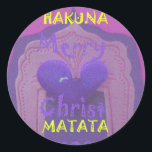 Adesivo Redondo Hakuna Matata Felry Christmas Love Design.jpg<br><div class="desc">Hakuna Matata Feliz Design de Amor de Natal. Belo design de cor roxa com um coração azul maravilhoso e um brilho no fundo. Uma das mais recentes design Hakuna Matata nesta maravilhosa época de Natal e na maravilhosa estação maravilhosa. Compartilhe o amor do Natal com esta arte original Hakuna Matata...</div>
