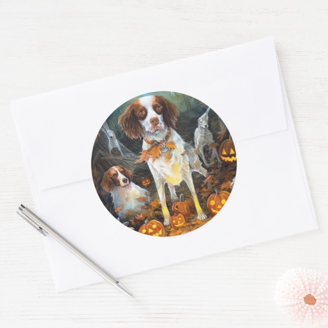 Adesivo Redondo Halloween Brittany Spaniel Com Pumpkins Assustado (Envelope)