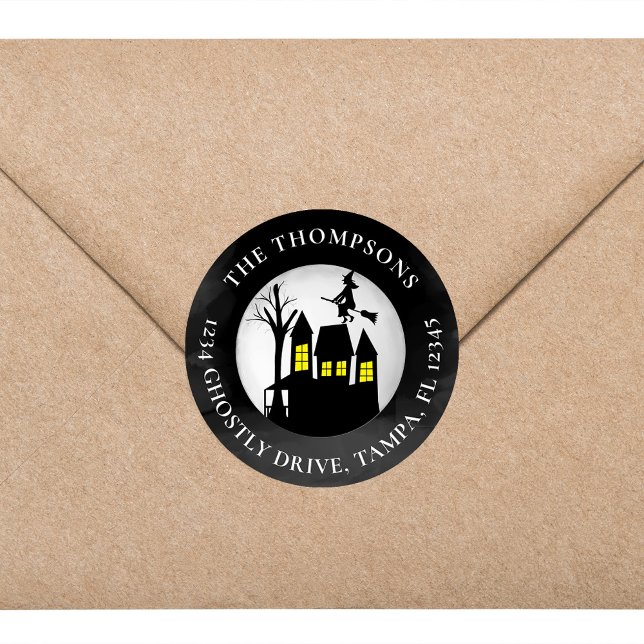 Adesivo Redondo Halloween Spooky Hunted House Return Endereço (Halloween witchy return address label with witch and broomstick)