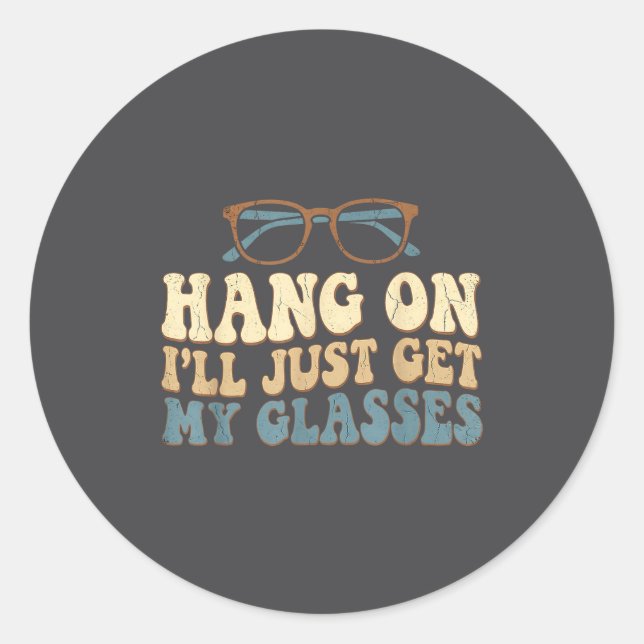 Adesivo Redondo Hang On I’ll Just Get My Gles Funny Saying  (Frente)