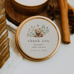 Adesivo Redondo HANNAH Vintage Bear Woodland Chá de fraldas Obriga<br><div class="desc">Este obrigado de chá de fraldas de madeira de ursos vintage que você cola da Coleção Hannah é perfeito para um chá de fraldas de quintal ou um borrifo de bebê. Este fofo design com um tema animal neutro em relação ao gênero apresenta um bebê urso com espécimes do gênero...</div>