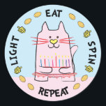 Adesivo Redondo Hanukkah CAT Stickers "Light, Coma, Gire, Repete"<br><div class="desc">Chanucá/Chanukah CAT Holiday autocolantes, "Light, Coma, Spin, Repeat" Enfim, eu escrevo, Chanukah é um dos meus feriados favoritos. Divirta-se usando esses adesivos como topos de bolo, etiquetas de presentes, fechos de malas de favor ou qualquer que seja a sua festa! Obrigados para parar e comprar! Seu negócio é muito apreciado!...</div>