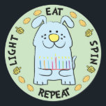 Adesivo Redondo Hanukkah Dog Stickers "Light, Come, Spin, Repete"<br><div class="desc">Chanucá/Chanukah Dog Holiday paus, "Light, Coma, Spin, Repeat" Enfim, eu escrevo, Chanukah é um dos meus feriados favoritos. Divirta-se usando esses adesivos como topos de bolo, etiquetas de presentes, fechos de malas de favor ou qualquer que seja a sua festa! Obrigados para parar e comprar! Seu negócio é muito apreciado!...</div>