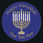 Adesivo Redondo Hanukkah Dourado Menorah em um rico fundo azul<br><div class="desc">Um clássico design de Hanukiah em ouro e branco em um fundo brilhante azul esparso apresenta espaço para seu fazer de texto personalizado este adesivo redondo como uma adição única para suas celebrações de Chanucá. Use esses adesivos Chanucá em envios, espalhe-se em um pacote de presentes ou coloque-os em bolsas...</div>