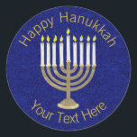 Adesivo Redondo Hanukkah Dourado Menorah em um rico fundo azul<br><div class="desc">Um clássico design de Hanukiah em ouro e branco em um fundo brilhante azul esparso apresenta espaço para seu fazer de texto personalizado este adesivo redondo como uma adição única para suas celebrações de Chanucá. Use esses adesivos Chanucá em envios, espalhe-se em um pacote de presentes ou coloque-os em bolsas...</div>