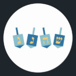 Adesivo Redondo Hanukkah Dreidel<br><div class="desc">Passe os corredores e o resto da sua casa em Chanucá com este design nos seus projetos de férias.</div>