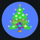 Adesivo Redondo Hanukkah e Natal<br><div class="desc">Natal e Chanucá sobre presentes para famílias inter-religiosas que celebram a alegria do Natal e a beleza de Chanukah. Apresentando a árvore e menorah do Natal com a estrela judia de David cercada por presentes de feriado em cartões de saudação,  postagem,  ideias de presentes e roupa para a família.</div>