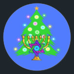 Adesivo Redondo Hanukkah e Natal<br><div class="desc">Natal e Chanucá sobre presentes para famílias inter-religiosas que celebram a alegria do Natal e a beleza de Chanukah. Apresentando a árvore e menorah do Natal com a estrela judia de David cercada por presentes de feriado em cartões de saudação,  postagem,  ideias de presentes e roupa para a família.</div>