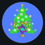 Adesivo Redondo Hanukkah e Natal<br><div class="desc">Natal e Chanucá sobre presentes para famílias inter-religiosas que celebram a alegria do Natal e a beleza de Chanukah. Apresentando a árvore e menorah do Natal com a estrela judia de David cercada por presentes de feriado em cartões de saudação,  postagem,  ideias de presentes e roupa para a família.</div>