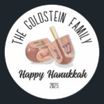 Adesivo Redondo Hanukkah Jewish Chanuka Personalizado Nome da Famí<br><div class="desc">Adicione um toque festivo às suas celebrações de Chanucá com nossos acessórios de nome personalizados! Apresentando lindos itens relacionados a Chanucá, como Menorah, Dreidel e Sufganiyote, isso é perfeito para abençoar seus amigos pelo Chanuka! O destaque? Um recurso personalizado de nome da família! Adicione seu nome de família ao design,...</div>