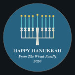 Adesivo Redondo Hanukkah Menorah em Azul Personalizado<br><div class="desc">Saudação simples de Hanukkah com uma ilustração clara de menorah em azul. Todo o texto pode ser personalizado para que você possa usar a ortografia de Chanucá preferida.</div>