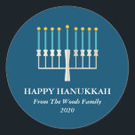 Adesivo Redondo Hanukkah Menorah em Azul Personalizado<br><div class="desc">Saudação simples de Hanukkah com uma ilustração clara de menorah em azul. Todo o texto pode ser personalizado para que você possa usar a ortografia de Chanucá preferida.</div>