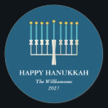 Adesivo Redondo Hanukkah Menorah em Azul Personalizado<br><div class="desc">Saudação simples de Hanukkah com uma ilustração clara de menorah em azul. Todo o texto pode ser personalizado para que você possa usar a ortografia de Chanucá preferida.</div>