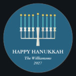 Adesivo Redondo Hanukkah Menorah em Azul Personalizado<br><div class="desc">Saudação simples de Hanukkah com uma ilustração clara de menorah em azul. Todo o texto pode ser personalizado para que você possa usar a ortografia de Chanucá preferida.</div>