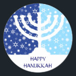 Adesivo Redondo Hanukkah Menorah Sticker<br><div class="desc">Uma menorah Hanukkah gráfica branca senta-se sobre um fundo azul de ventura neste adesivo. Dois tons de azul adicionam contraste aos flocos de neve e estrelas do fundo. Adicione sua própria mensagem personalizada de Chanucá por baixo e comece a colocar essa etiqueta em tudo! Disponível em postagens, cartões e outros...</div>