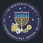 Adesivo Redondo Hanukkah Personalizou Menorah Dreidel Classic Roun<br><div class="desc">O nosso adesivo personalizado de endereçamento personalizado de Menorah Dreidel de Hanukkah inclui uma menorah e dreidel. Personalize com seu próprio nome e endereço para adicionar um toque festivo a todas as suas mensagens de feriado. Perguntas? Envie-nos uma mensagem de correio eletrônico para bestdressedbread@gmail.com</div>