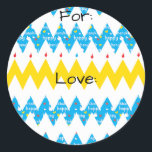 Adesivo Redondo Hanukkah Stickers (1 1/2" ou 3") "Chevron Menorah"<br><div class="desc">Etiquetas de Hanukkah, "Chevron Menorah." Personalize alterando o tamanho, estilo, cor e texto da fonte. Tantos usos: De e para os adesivos de presentes, Obrigado aos adesivos nas bolsas de tratamento, Tópicos de Bolo (colar no estojo pesado, colar na ponta do dente da fita na parte traseira do estoque de...</div>