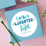 Adesivo Redondo Hanukkah trava risos tipografia moderna e leve<br><div class="desc">"Latkes, riso e luz." A tipografia divertida e caprichosa, feita à mão, em azul empoeirado, turquesa e chalé sobre fundo branco, ajuda-o a lançar em Chanucá. Sinta o calor e a alegria da temporada de festas sempre que você usa este assombroso, colorido, personalizado, adesivo Hanukkah. Sua escolha de forma quadrada...</div>