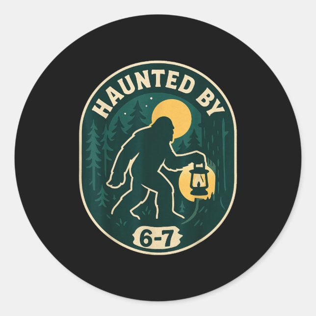Adesivo Redondo Haunted By 6-7 Bigfoot Lantern Halloween Badge  (Frente)