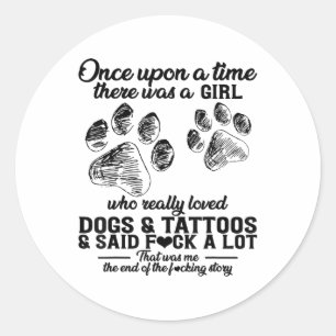 Adesivo Redondo Havia Uma Garota Que Adorava Cachorros & Tatto