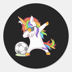 Adesivo Redondo Hilarid Dabbing Unicorn picking uma bola de futebo
