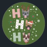 Adesivo Redondo Ho Ho Ho Buldogue Francês Feliz Natal<br><div class="desc">Ótima ilustração dos rostos do Bulldog Francês na palavra "Ho Ho" decorada em traje de férias. Perfeito para amantes de animais de estimação durante o feriado.</div>
