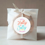 Adesivo Redondo Holly Jolly Christmas<br><div class="desc">O design de adesivo impresso de feriado personalizado apresenta uma tipografia moderna colorida,  em cores brilhantes. O texto diz "Tenha um Natal Holly Jolly".</div>