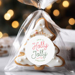 Adesivo Redondo Holly Jolly Christmas<br><div class="desc">Esta coleção de produtos apresenta um design de tipografia festiva de Natal que diz "Tenha um Natal Holly Jolly" em cores festivas e inspiradas retroativamente no Natal. A letra moderna do roteiro adiciona um toque divertido e na moda, enquanto as cores vermelha e verde evocam o grito clássico do feriado....</div>