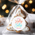 Adesivo Redondo Holly Jolly Christmas<br><div class="desc">Esta coleção de produtos apresenta um design de tipografia de feriado alegre com a frase "Tenha um Natal Holly Jolly" em cores brilhantes e chamativas e uma fonte moderna de escrita. As letras divertidas e as matizes vibrantes trazem uma alegre e contemporânea reviravolta para o decoro e presentes, fazer-o perfeito...</div>