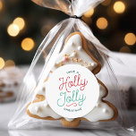 Adesivo Redondo Holly Jolly Christmas<br><div class="desc">Esta coleção de produtos apresenta um design de tipografia festiva de Natal que diz "Tenha um Natal Holly Jolly" em cores festivas e inspiradas retroativamente no Natal. A letra moderna do roteiro adiciona um toque divertido e na moda, enquanto as cores vermelha e verde evocam o grito clássico do feriado....</div>