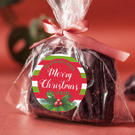 Adesivo Redondo Holly Sai e Berries Green White Christmas<br><div class="desc">Adicione um toque pessoal às suas cartões de natal com este adesivo de Natal personalizável! O adesivo redondo apresenta um fundo vermelho festivo e uma borda verde e listrada branca. O texto diz "Desejamos-lhe um Feliz Natal" em caracteres elegantes, brancos e cursivos, e pode ser personalizado com o nome ou...</div>
