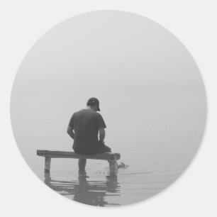 Adesivo Redondo Homem Triste e Solitário Contemplando a Vida