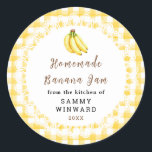 Adesivo Redondo Homemade Banana Jam Jar Label<br><div class="desc">A charming banana jam label featuring a soft banana design centered within a delicate lace-style frame. The yellow gingham background adds a warm, country kitchen feel that pairs beautifully with homemade preserves. Ideal for batch making and sharing with teachers, neighbors, or friends. Add your name and year for a personal...</div>