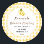 Adesivo Redondo Homemade Banana Muffins Label<br><div class="desc">A sweet banana muffins label featuring a soft banana design surrounded by a lace-style frame. The yellow gingham background adds a cozy, homemade touch that suits baked goods perfectly. Ideal for packaging muffins for sharing with neighbors, teachers, or gatherings. Add your name and year for a thoughtful finishing detail. Great...</div>
