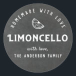 Adesivo Redondo Homemade com Love Limoncello Modern Chalkboard<br><div class="desc">Etiquetas/rótulos de limoncelo personalizados com texto personalizado/mensagem de presente no fundo do estilo do quadro.</div>