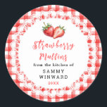 Adesivo Redondo Homemade Strawberry Muffins Label<br><div class="desc">A sweet strawberry muffins label featuring a soft strawberry design framed with a delicate lace-style border. The red gingham background adds a cozy homemade baking feel. Perfect for packaging muffins for sharing with neighbors, teachers, or gatherings. Add your name and year for a thoughtful finishing touch. Ideal for spring baking,...</div>