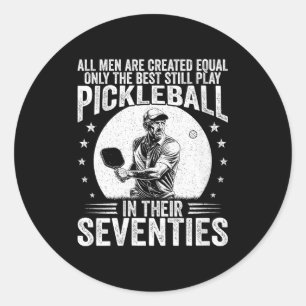 Adesivo Redondo Homens e mulheres jogam pickle ball nos anos seten